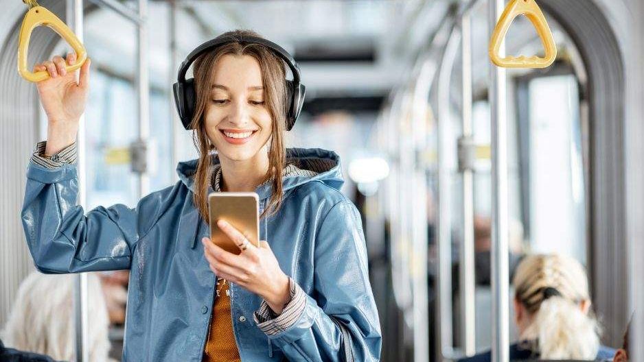 junge Frau in öffentlichen Verkehrsmitteln 