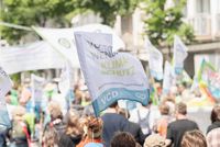 Eine VCD-Schwenkfahne mit der Aufschrift Verkehrswende ist Klimaschutz im Menschenmeer