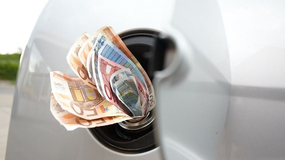 Geldscheine in Tanköffnung