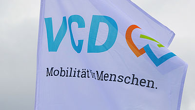 VCD-Fahne im Wind Das Foto zeigt eine VCD-Fahne, die im Wind weht.
