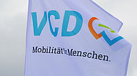 Das Foto zeigt eine VCD-Fahne, die im Wind weht.