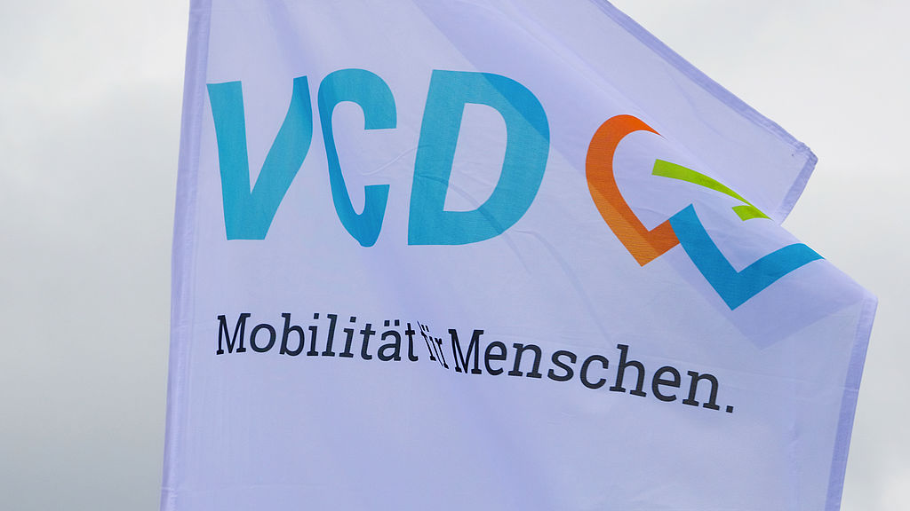 VCD-Fahne im Wind Das Foto zeigt eine VCD-Fahne, die im Wind weht.