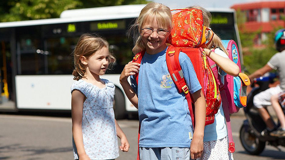 Mobilitaetsbildung_vzbv_GLO Schulkinder neben Bus