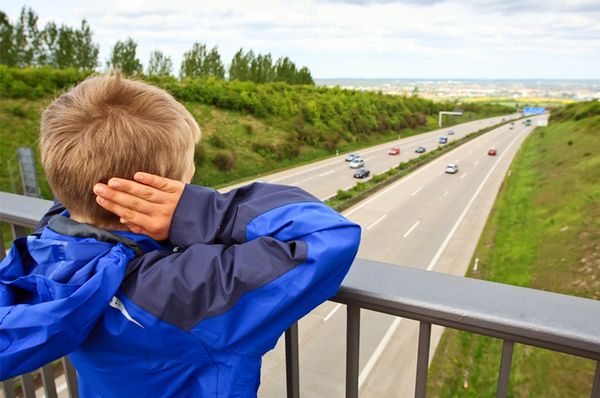 Junge auf Autobahnbrücke