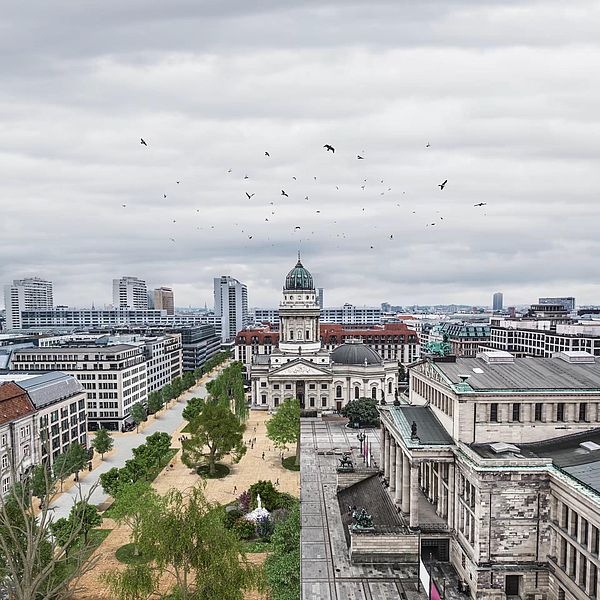 Foto: Blick über Berlin mit dem Gendarmenmarkt und der Innenstadt unter bewölktem Himmel.