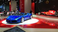 Das Bild zeigt den Stand eines Sportwagenherstellers auf einer großen Automobilmesse