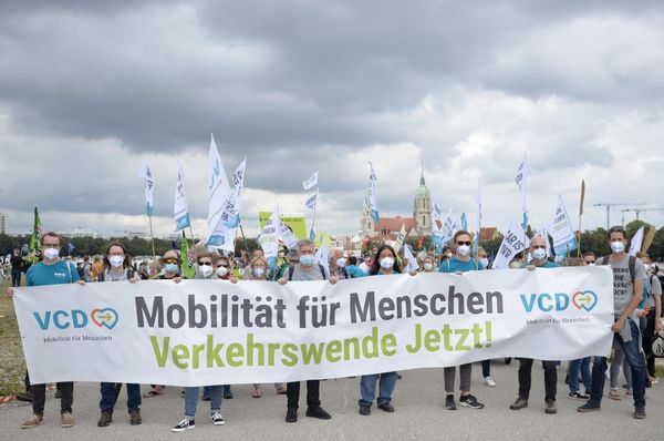 VCD Banner bei #Aussteigen-Demo zur IAA 2021