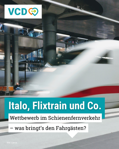 Das Bild zeigt unscharf einen ICE, der gerade in einen Bahnhof einfährt. Am unteren Bildrand steht folgender Text: Italo, Flixtrain und Co. Wettbewerb im Schienenfernverkehr - was bringt's den Fahrgästen?