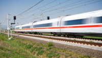 Das Bild zeigt einen fahrenden ICE der Deutschen Bahn. 