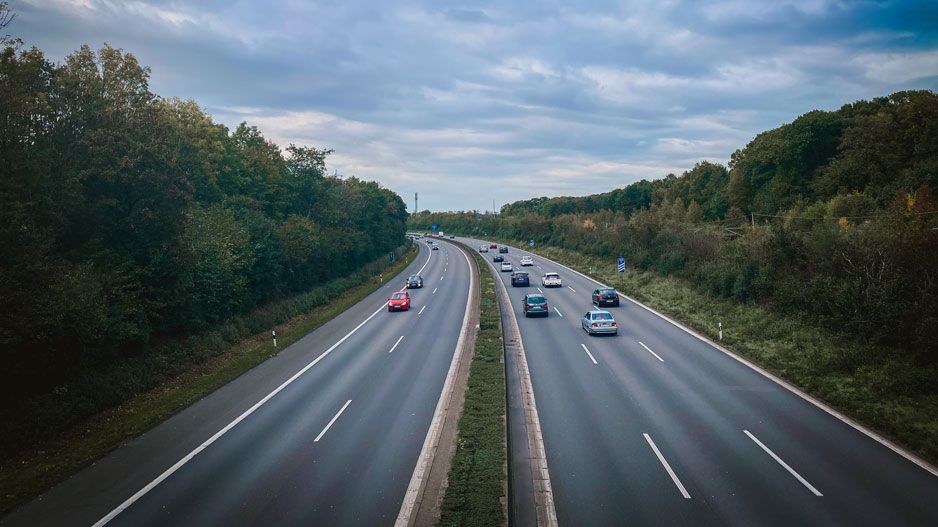 Autos fahren auf der Autobahn