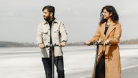 Zwei Menschen auf E-Scootern