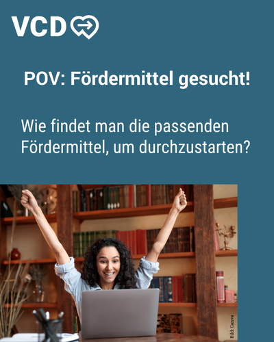 Eine junge Frau sitzt an einem Schreibtisch und blickt freudig erstaunt auf ihren Laptop. Jubelnd streckt sie beide Hände in die Luft. Über dem Bild steht folgender Text: "POV: Fördermittel gesucht! Wie findet man die passenden Fördermittel, um durchzustarten?"