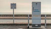 Das Bild zeigt einen Ladeplatz für Elektroautos und eine Säule mit der Aufschrift "Stromtankstelle"