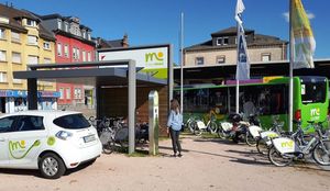 Eine Mobilitätsstation in Offenburg: Da ist eine Bushaltestelle, eine Bike-Sharing-Station, und eine Carsharing-Station. 