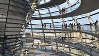 Wir sehen aus dem Inneren der Reichstagskuppel auf das Panorama von Berlin