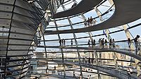 Wir sehen aus dem Inneren der Reichstagskuppel auf das Panorama von Berlin