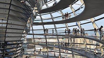 Reichstagskuppel von Innen Wir sehen aus dem Inneren der Reichstagskuppel auf das Panorama von Berlin
