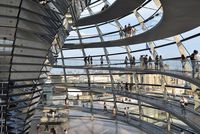 Wir sehen aus dem Inneren der Reichstagskuppel auf das Panorama von Berlin