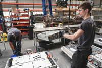 Firma Duesenfeld - Mitarbeiter demonstrieren Batterie-Recycling