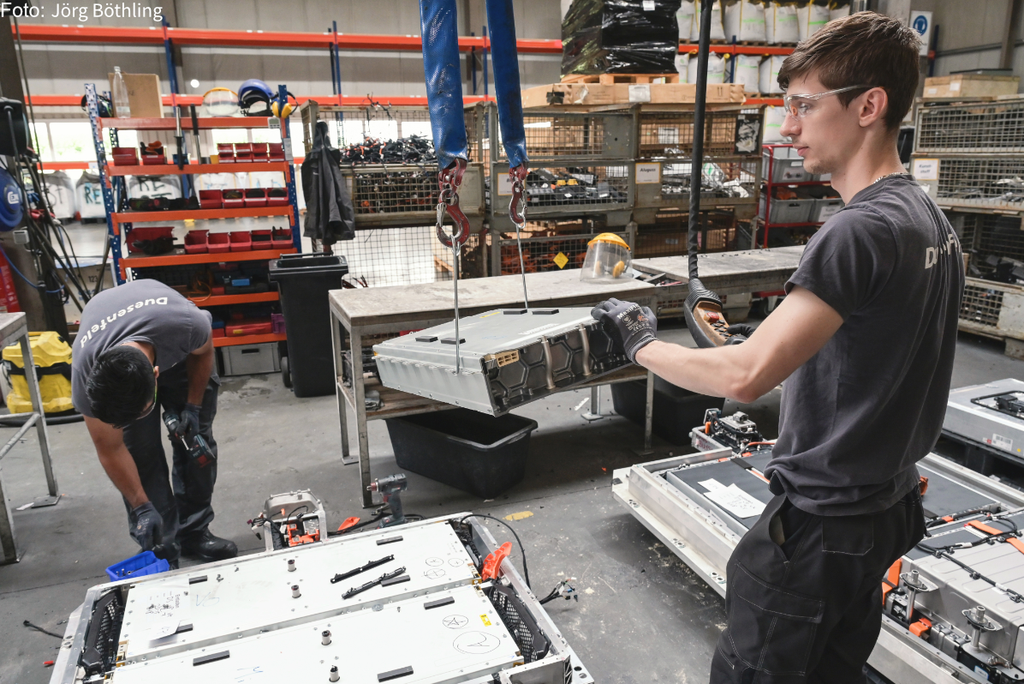 Firma Duesenfeld - Mitarbeiter demonstrieren Batterie-Recycling