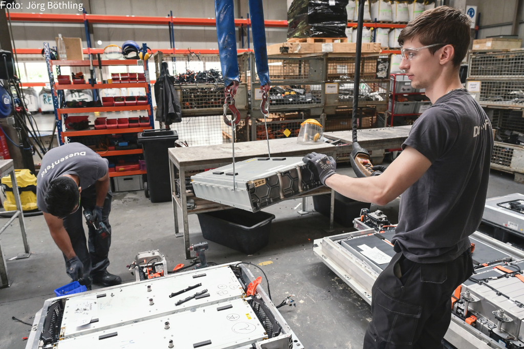 Firma Duesenfeld - Mitarbeiter demonstrieren Batterie-Recycling