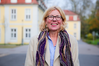 Ute Zedler, blonde Frau lacht in die Kamera