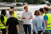 Jakob Blasel und Schüler*innen diskutieren bei VCD-Veranstaltung