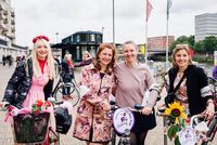 Vier Frauen in bunter Kleidung und mit Fahrrädern nehmen am Fancy Women Bike Ride in Bremen teil. Die zweite von rechts ist die Vorsitzende des VCD Bremen, Katharina Bermpohl.