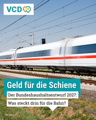 Das Bild zeigt einen vorbeifahrenden ICE der Deutschen Bahn. Am unteren Bildrand steht folgender Text: "Geld für die Schiene. Der Bundeshaushaltsentwurf 2027: Was steckt drin für die Bahn?"