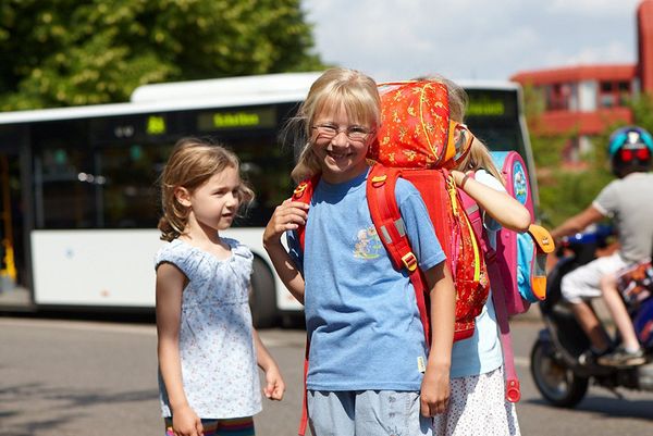Schulkinder vor Bus