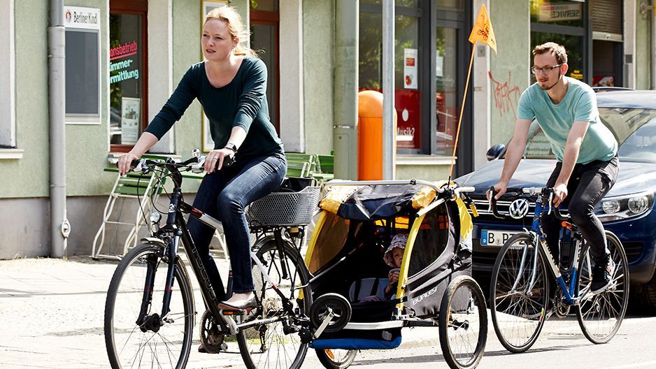 Eine Familie ist unterwegs mit dem Fahrrad