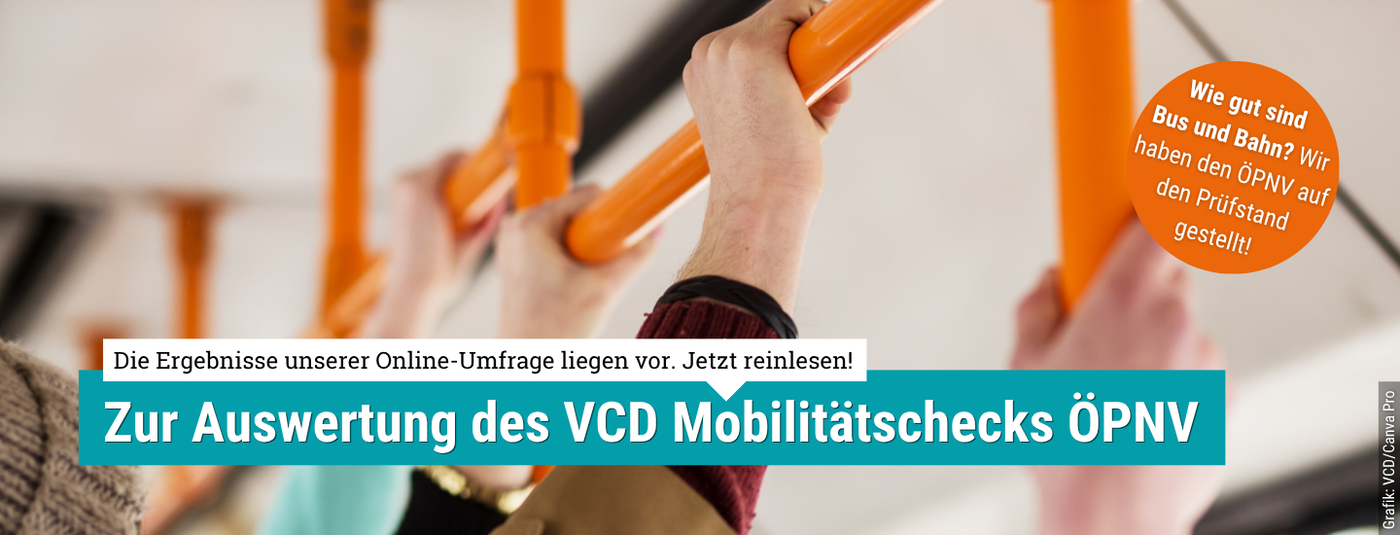Das Bild zeigt mehrere Hände, die sich an einer Haltestange in einem Bus festhalten. Über dem Bild liegt folgender Text: "Die Ergebnisse unserer Online-Umfrage liegen vor. Jetzt reinlesen! Zur Auswertung des VCD Mobilitätschecks ÖPNV" In einem orangenen Button steht: "Wie gut sind Bus und Bahn? Wir haben den ÖPNV auf den Prüfstand gestellt."