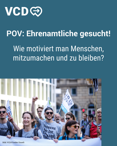 Das Bild zeigt mehrere VCD-Aktive in VCD-Shirts und mit VCD-Flaggen, wie sie bei einer Demonstration mitlaufen. Einer der Aktiven lacht in die Kamera und streckt jubelnd eine Hand in die Luft. Über dem Bild steht folgender Text: "POV: Ehrenamtliche gesucht!" / "Wie motiviert man Menschen, mitzumachen und zu bleiben?"