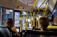 Menschen im Bus von hinten