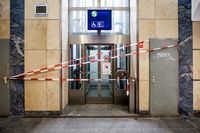 Defekter, mit Flatterband abgesperrter Aufzug zur S-Bahn