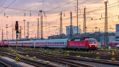 Gleisvorfeld mit ICE Ein Intercity rollt bei Abendstimmung über das Gleisvorfeld eines großen Bahnhofs