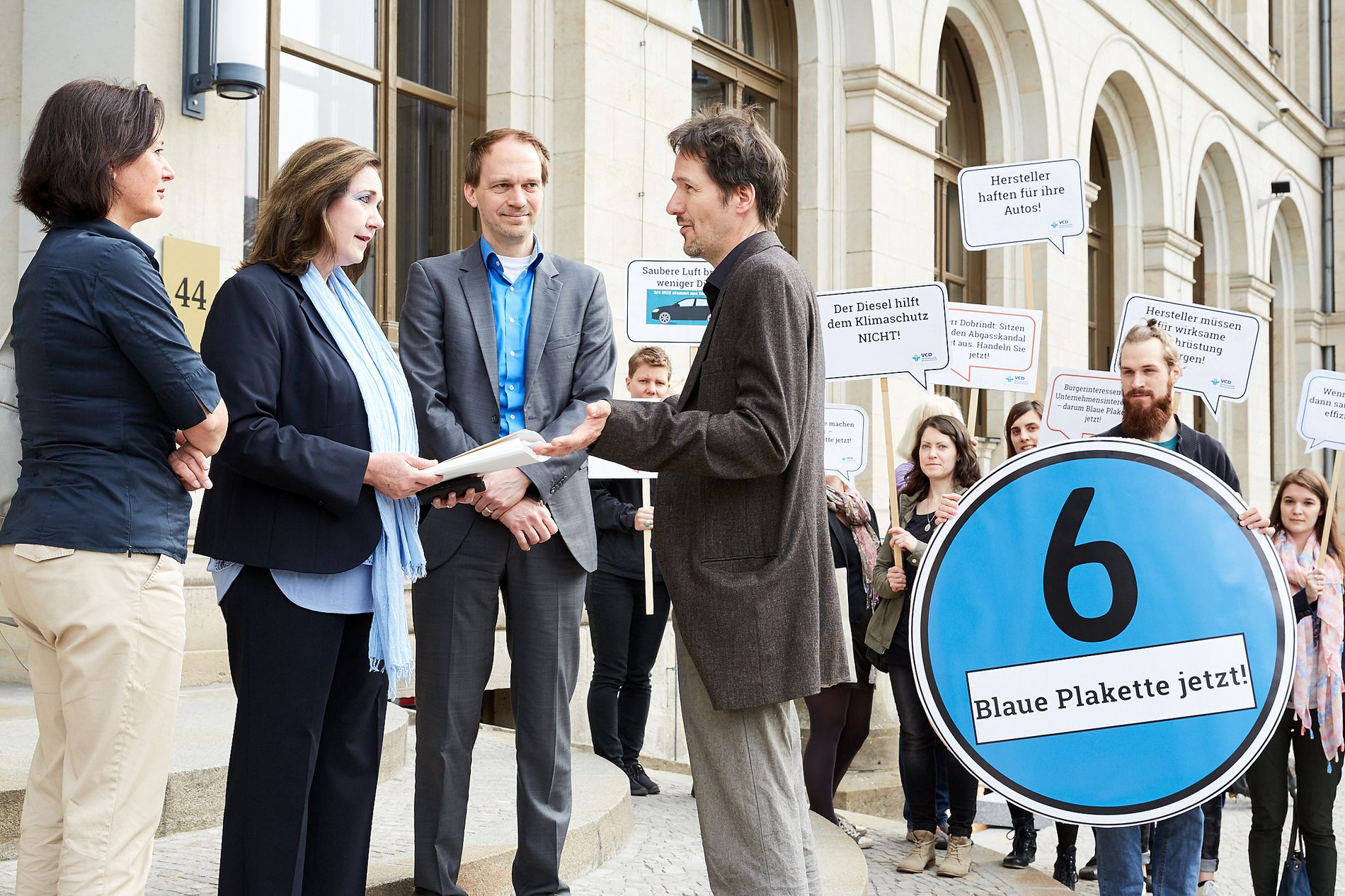 Foto: Unterschriftenübergabe der Petition: Blaue Plakette, jetzt! ©VCD/Markus Bachmann