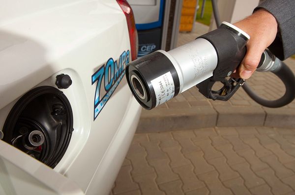 Alternative_Antriebe_Brennstoffzelle_2015_Toyota_Deutschland_GmbH Auftanken von Auto mit Brennstoffzelle