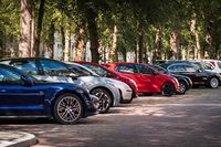 Autos Parken unter Bäumen