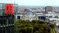 Das Luftbild zeigt im Vordergrund den Bahntower in Berlin und im Hintergrund den Reichstag