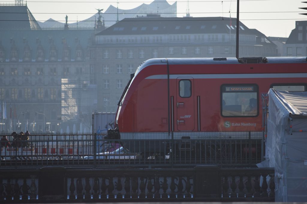 Ein Nahverkehrszug fährt durch Hamburg. Das Wetter ist trüb.