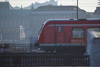Ein Nahverkehrszug fährt durch Hamburg. Das Wetter ist trüb.