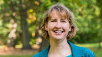 Das Bild zeigt Christiane Rohleder in einem Park