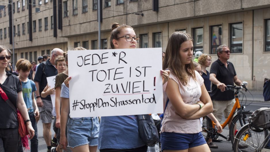 Demonstrierende mit Schild: Stoppt den Straßentod