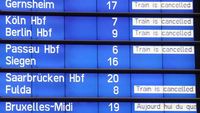 Das Bild zeigt eine Anzeigetafel an einem Bahnhof mit vielen ausgefallenen Verbindungen