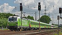 Ein Zug des Unternehmens Flixtrain fährt durch eine Landschaft