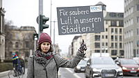 Foto von einer VCD-Demo anlässlich des Dieselskandals. Eine Frau hält ein Plaket. Dort steht: "Für saubere Luft in unseren Städten"