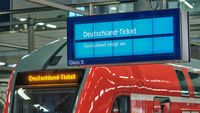 Auf dem Bild ist ein Regionalzug zu sehen mit einer Anzeigetafel auf der als Ziel "Deutschlandticket" steht