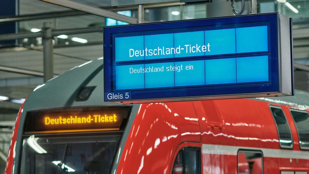Auf dem Bild ist ein Regionalzug zu sehen mit einer Anzeigetafel auf der als Ziel "Deutschlandticket" steht