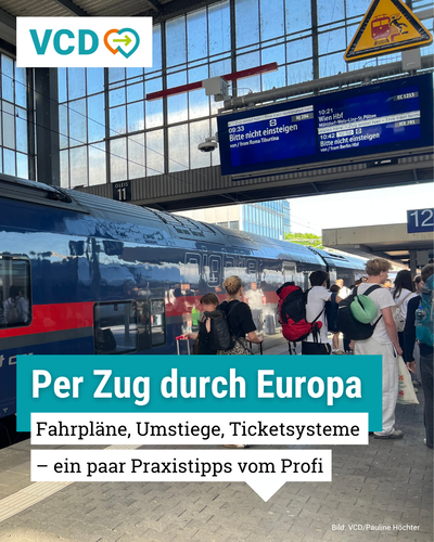 Das Bild zeigt einen Nightjet der ÖBB im Münchener Hauptbahnhof. Auf dem Gleis stehen mehrere Menschen mit Reisegepäck. Auf der Anzeigetafel über ihren Köpfen steht: "9:33 Uhr - Bitte nicht einsteigen!". Am unteren Bildrand steht folgender Text: "Per Zug durch Europa. Fahrpläne, Umstiege, Ticketsysteme - ein paar Praxistipps vom Profi".